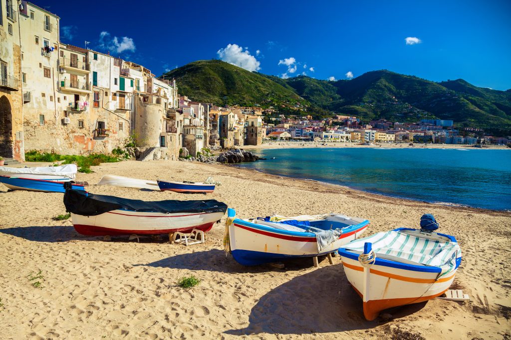  Alte hölzerne Fischerboote am Strand von Cefalu in Italien.