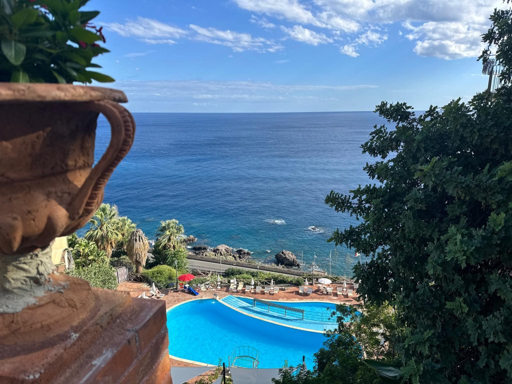 Resort mit Pool und Aussicht aufs Meer.