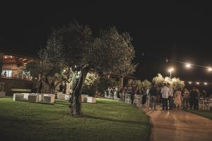 Gruppe von Menschen beim Treffen draussen mit Drinks.