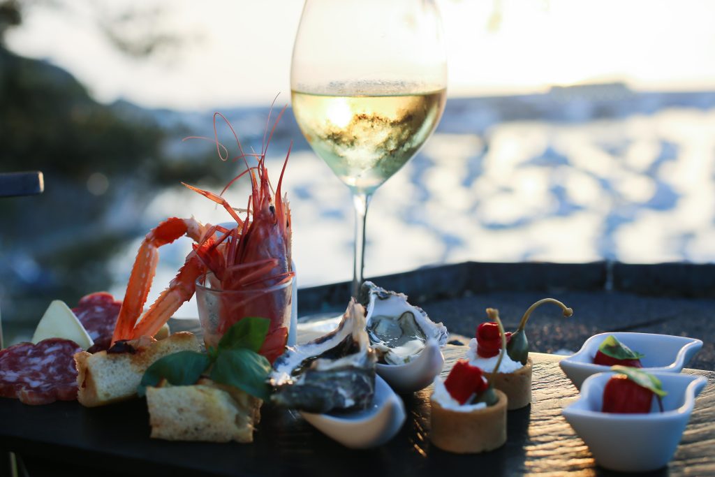 Aperitif mit Wein und Meeresfrüchte