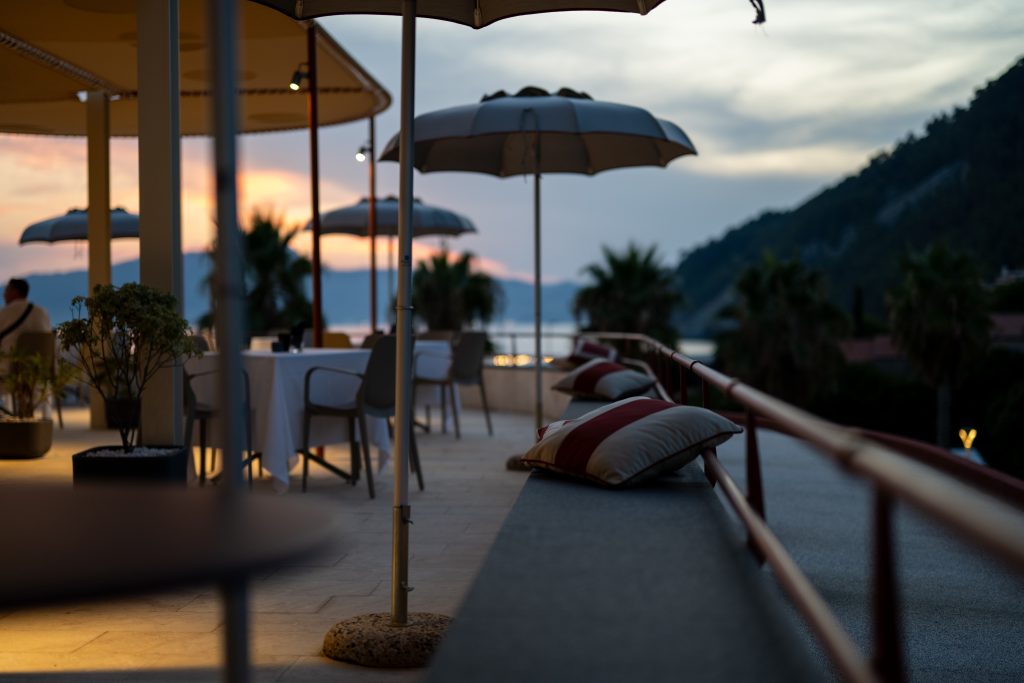 Abendstimmung in Restaurant, Terrasse mit Meerblick.