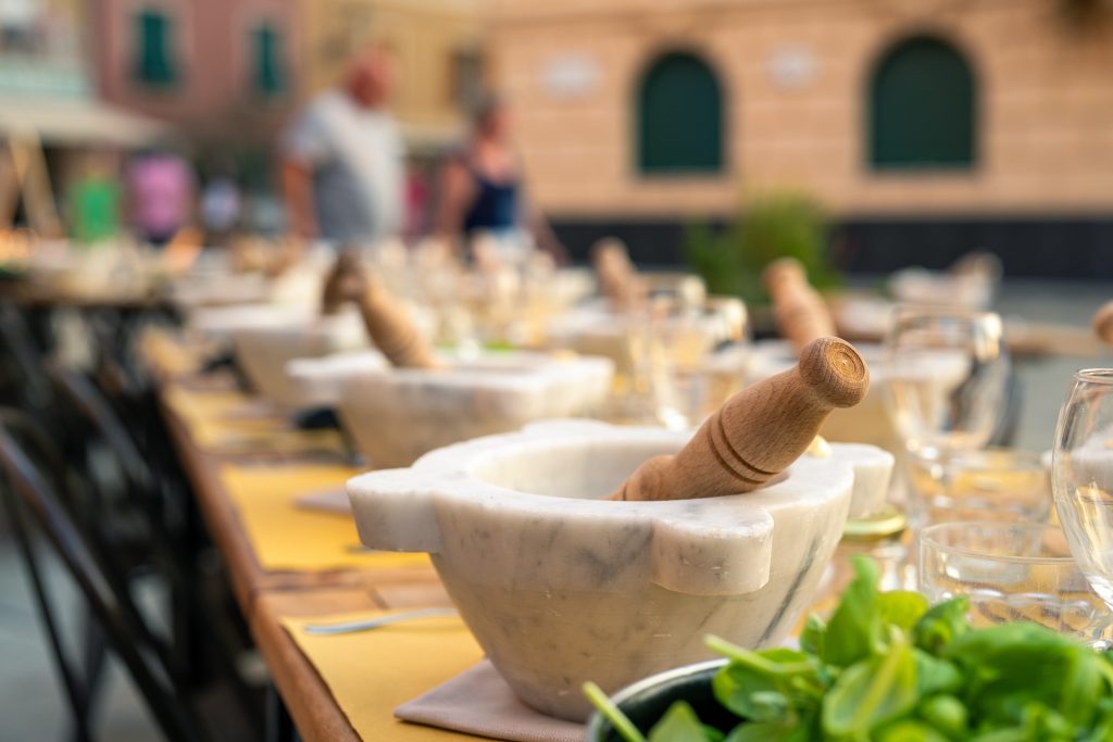 Tisch mit Zutaten für die Zubereitung von Pesto.