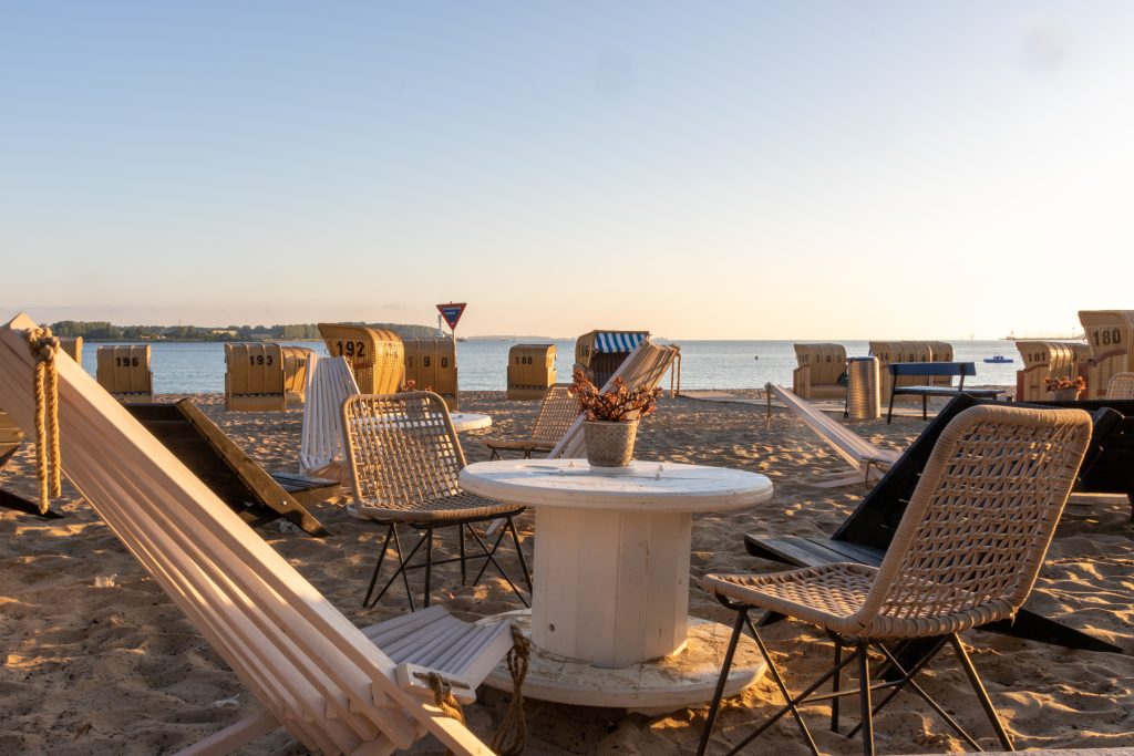Stühle am Strand, Sonnenuntergang.
