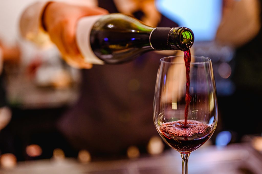 Rotwein Glas und Kellner