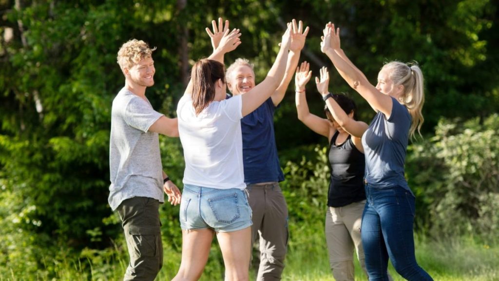 Team High Five, Team Aktivität in der Natur.