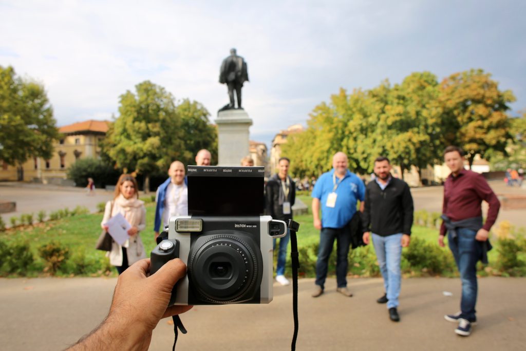 Gruppe von Leuten mit Sofortbildkamera, Paparazzi Tour.