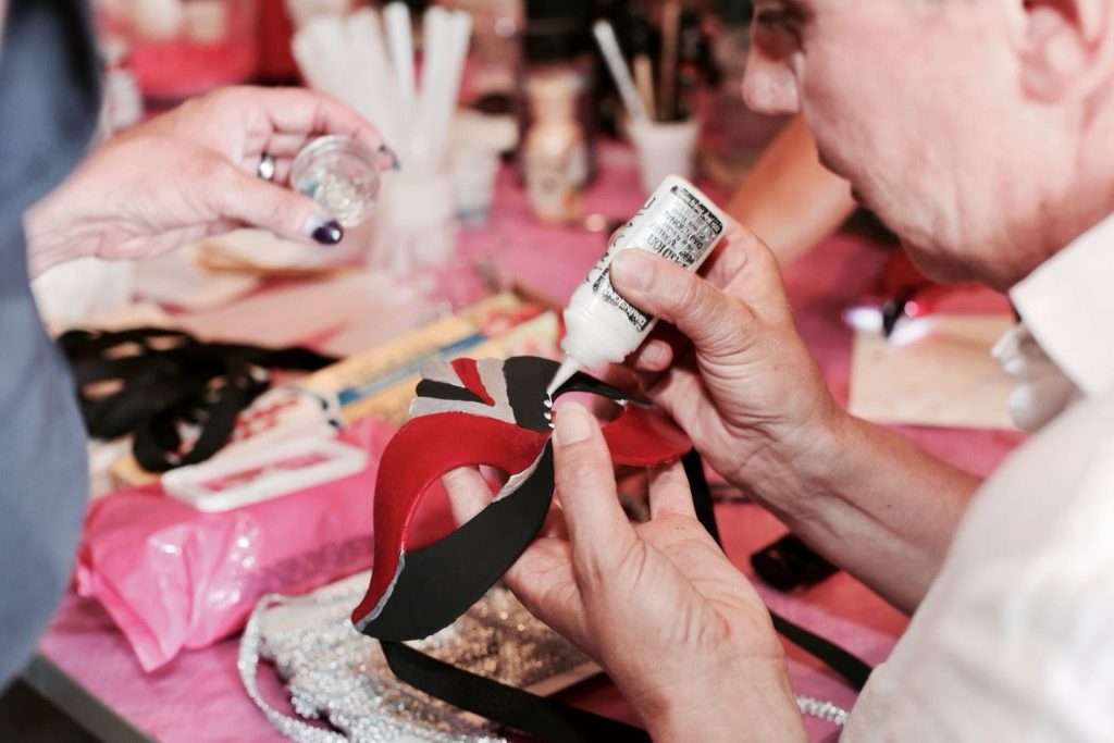 Gruppe in einem Maskenworkshop in Venedig.